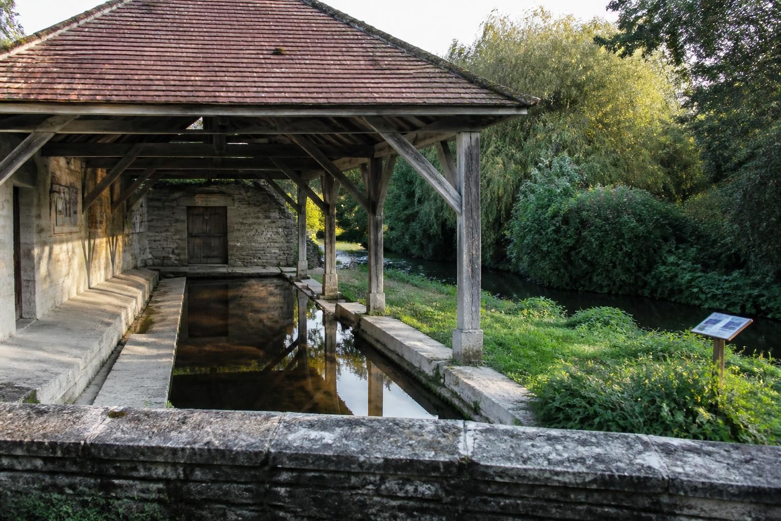 découvrez les anciens lavoirs, véritables témoins de la vie quotidienne traditionnelle dans nos villages, et plongez dans l'histoire locale et le patrimoine rural.