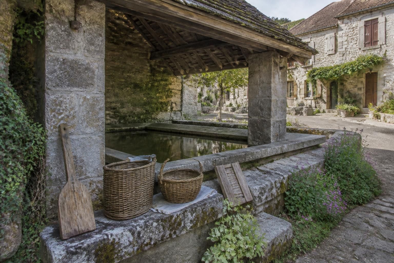 découvrez l'histoire des anciens lavoirs, témoins précieux de la vie quotidienne dans nos villages, et explorez leur rôle culturel et social à travers le temps.