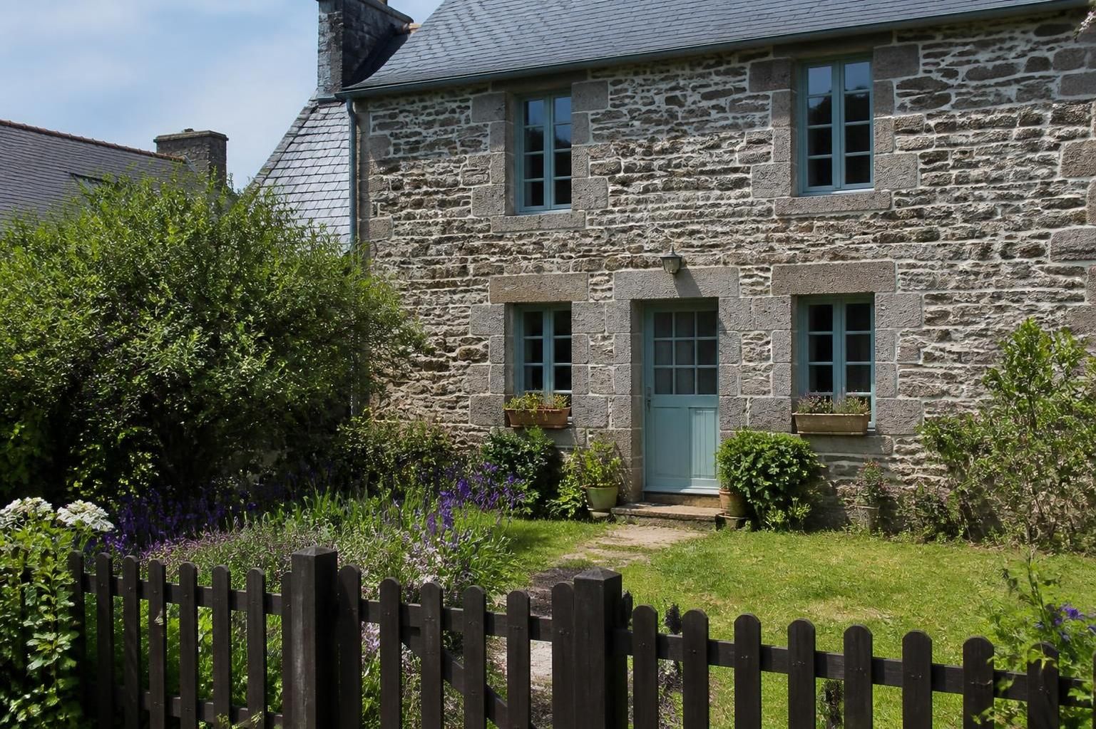 découvrez les atouts d'une maison en pierre, les conseils d'entretien essentiels et les points à surveiller pour préserver son charme et sa durabilité.